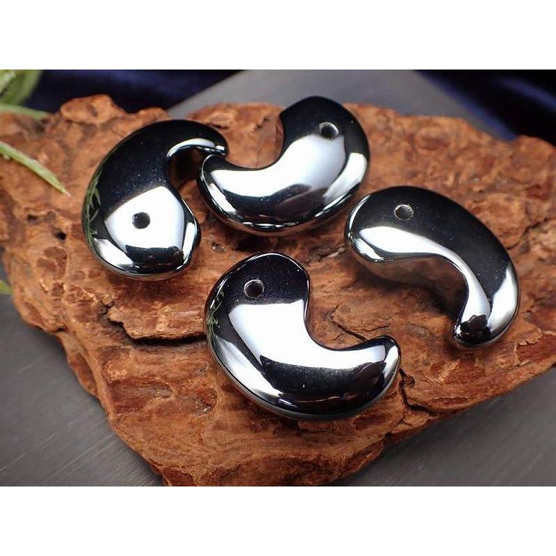 1個売り テラヘルツ鉱石 勾玉 携帯用ポーチ付き 縦約30mm×横約20mm つやつや光沢で鏡のような表面 話題の 高純度 テラヘルツ 鉱石 2020年 パワーストーン | ブランド登録なし | 03