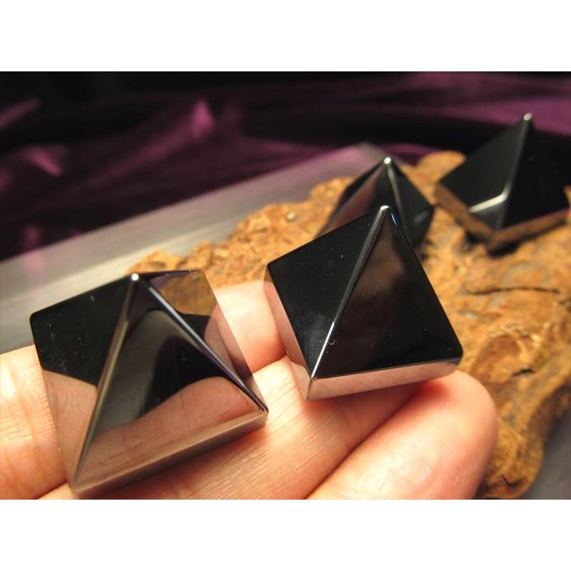 テラヘルツ鉱石 ピラミッド(中) 携帯用ポーチ付き 高さ約15-19mm前後×幅約18-20mm前後 つやつや光沢で鏡のような表面 大人気 ピラミッド型 話題の 高純度 | ブランド登録なし | 01