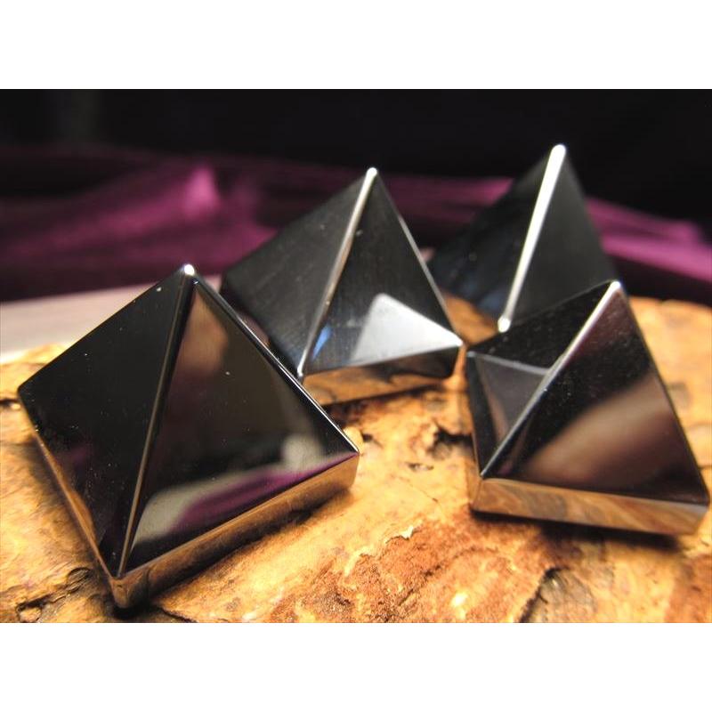 テラヘルツ鉱石 ピラミッド(中) 携帯用ポーチ付き 高さ約15-19mm前後×幅約18-20mm前後 つやつや光沢で鏡のような表面 大人気 ピラミッド型 話題の 高純度 | ブランド登録なし | 02