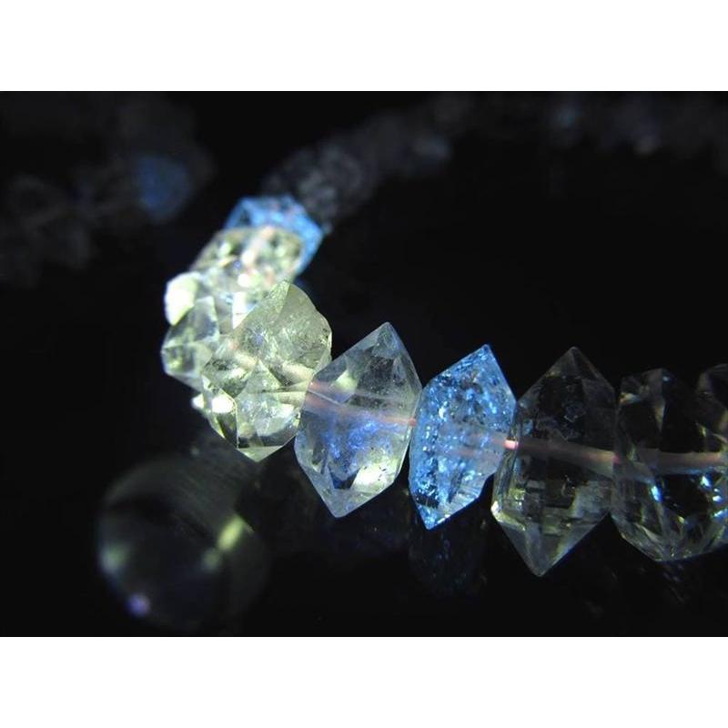 幻想的な蛍光発色 オイルインクォーツ 石油入り水晶 結晶ワイヤーブレスレット 約8.5mm-13mm 内径約16cm-18.5cm 古代の石油を内包した激レア水晶 | ブランド登録なし | 02