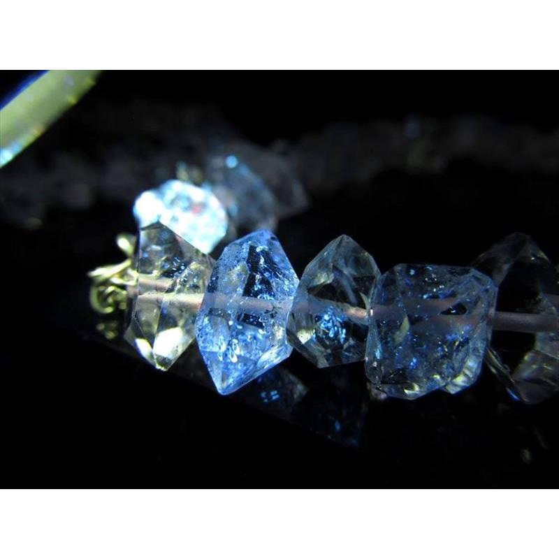 幻想的な蛍光発色 オイルインクォーツ 石油入り水晶 結晶ワイヤーブレスレット 約8.5mm-13mm 内径約16cm-18.5cm 古代の石油を内包した激レア水晶 | ブランド登録なし | 03