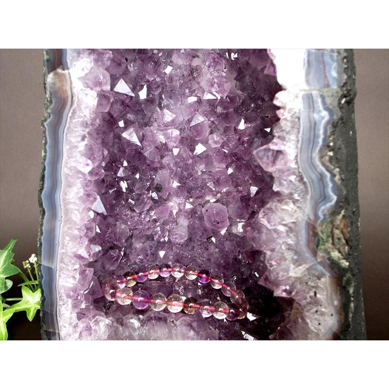 店頭展示中 カルサイト共生 アメジスト ドーム アメジストカペーラ 高さ 245mm 重さ 8.0kg 風水最強 家運や社運の上昇に 玄関インテリアとして人気 1点ものの画像