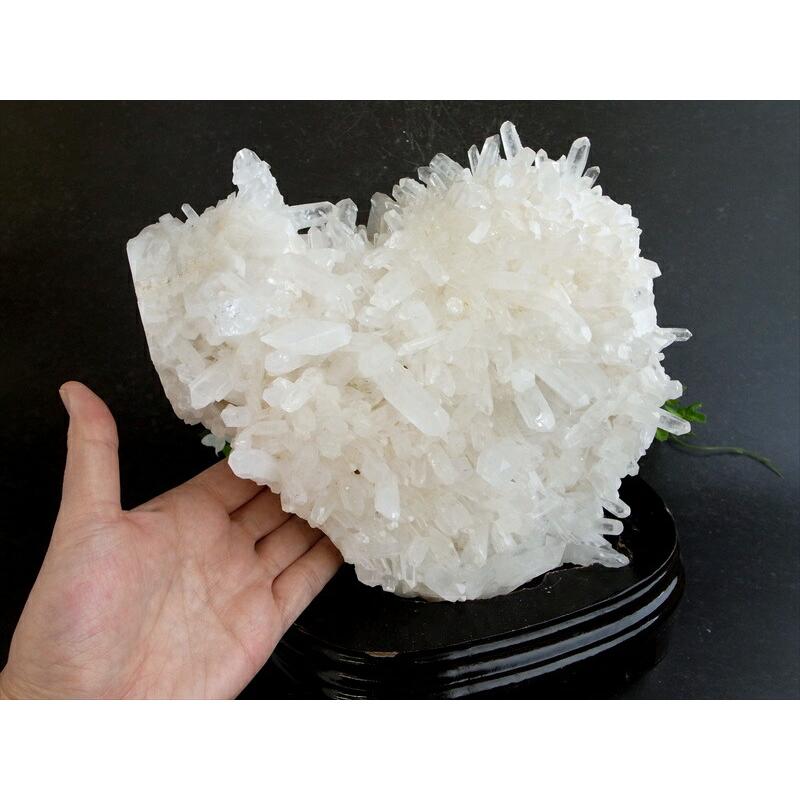 店頭展示中 大地が育んだ光の宇宙 水晶 クラスター 専用木製台座付 最大幅約240mm 重さ5156g 最高級 浄化 清らかな力をもつ全能の石 一点物 四川省産の画像