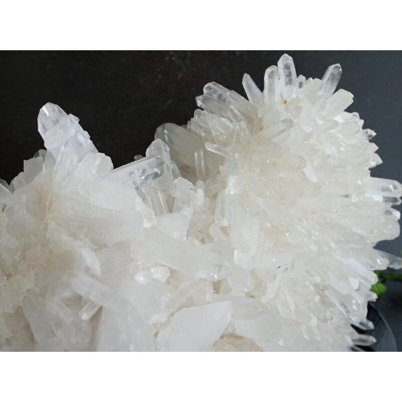 店頭展示中 大地が育んだ光の宇宙 水晶 クラスター 専用木製台座付 最大幅約240mm 重さ5156g 最高級 浄化 清らかな力をもつ全能の石 一点物 四川省産の画像