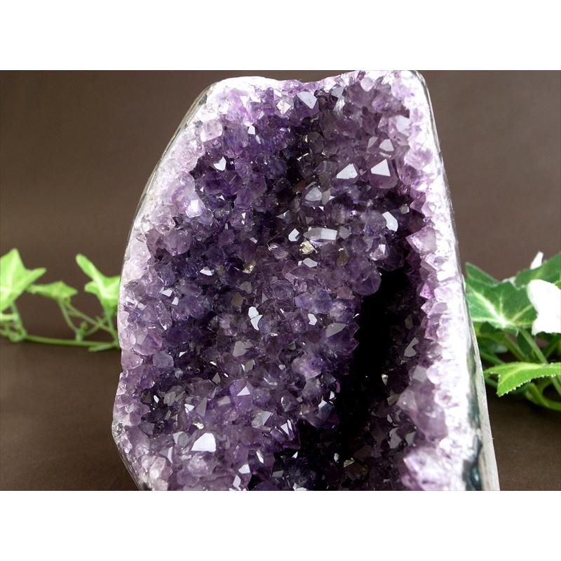 高品質　綺麗^ - ^ 天然石アメジストクラスター　重さ2427g 台座付き 3A アメジスト クラスター スタンドタイプ 高さ100mm 重さ630g 美結晶