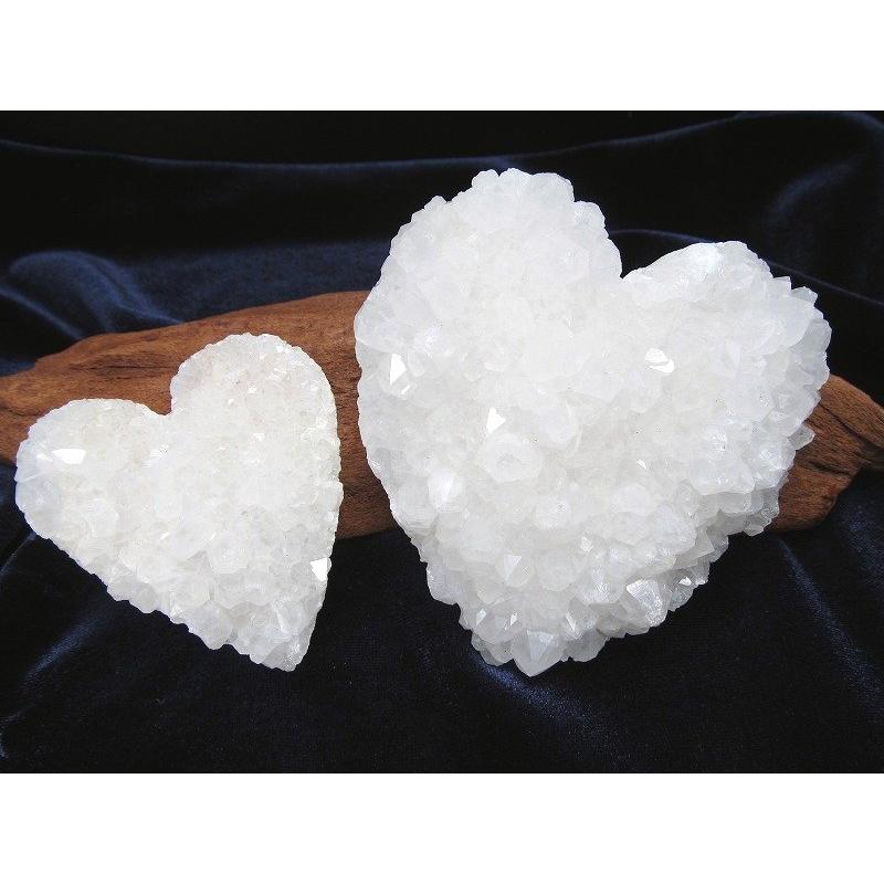 巨大なハート型水晶クラスター