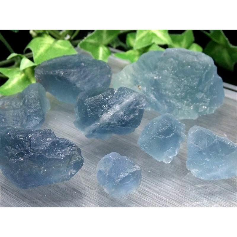 強めの蛍光 マリンブルー 蛍光フローライト原石 詰め合わせ 約100g入り