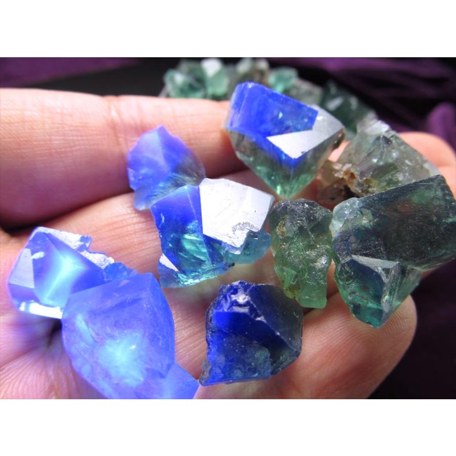 「専用ページ】強蛍光蛍石 フローライト結晶原石✨✨ ☆特選一石☆魅惑の逸品♢神秘的美しさ【蛍光フローライト『強