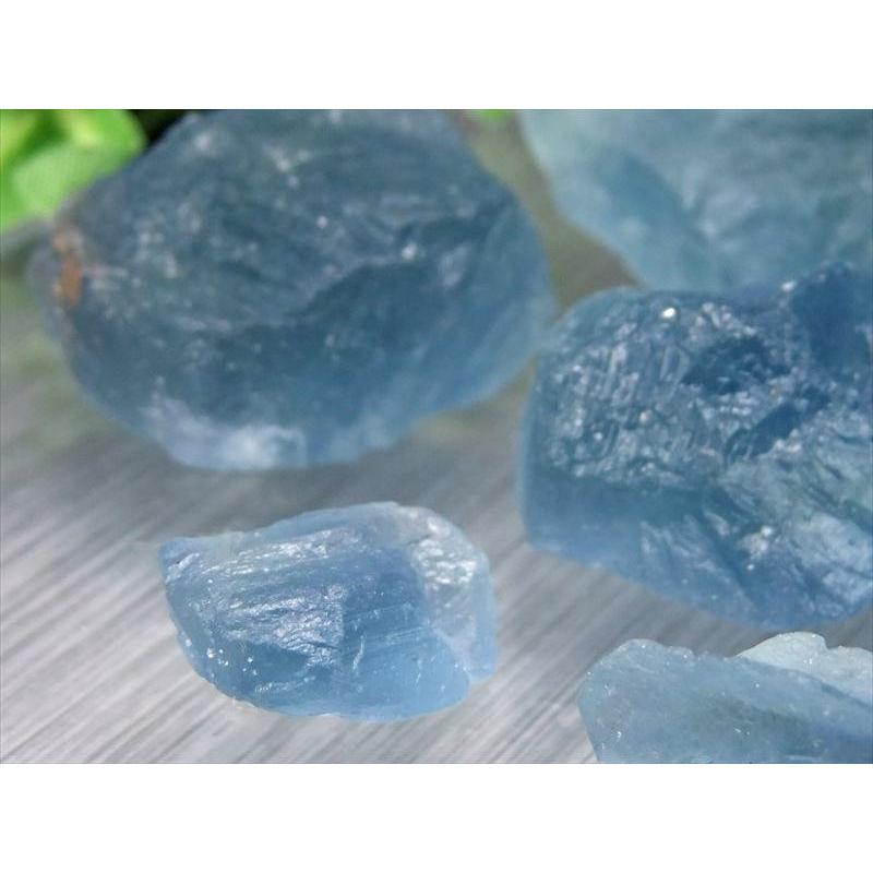 強めの蛍光 マリンブルー 蛍光フローライト原石 詰め合わせ 約100g入り