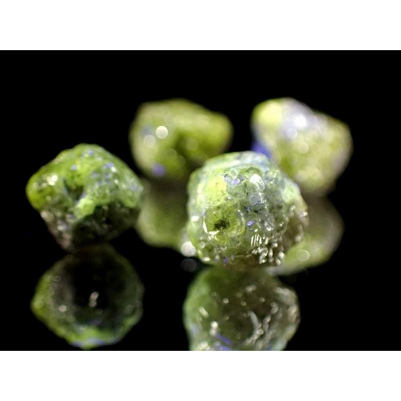 黄色蛍光タイプ 天然蛍光ダイヤモンド 金剛石 結晶原石 1個売り 約0.3