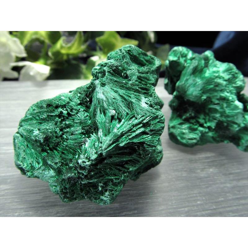 Gojyo　孔雀石　マラカイト　重さ約1140g　唐木台付　F　R4588 マラカイト(孔雀石) 原石 二面磨き 84g｜天然石 通販 キラリ石