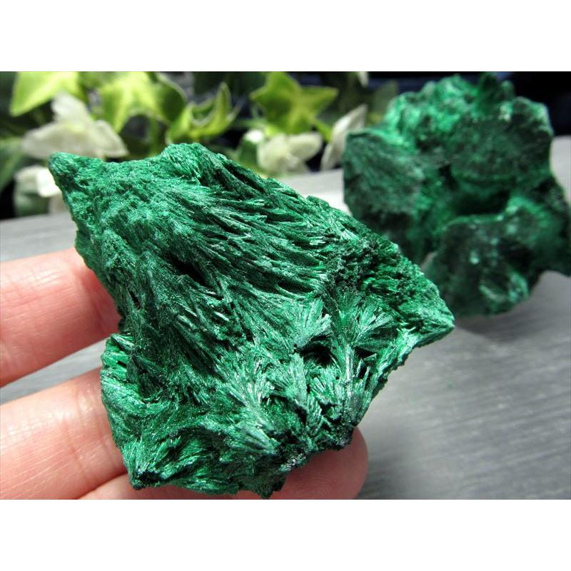 ベルベットマラカイト 孔雀石 原石 1個売り 重さ75g-95g 光沢が美しい