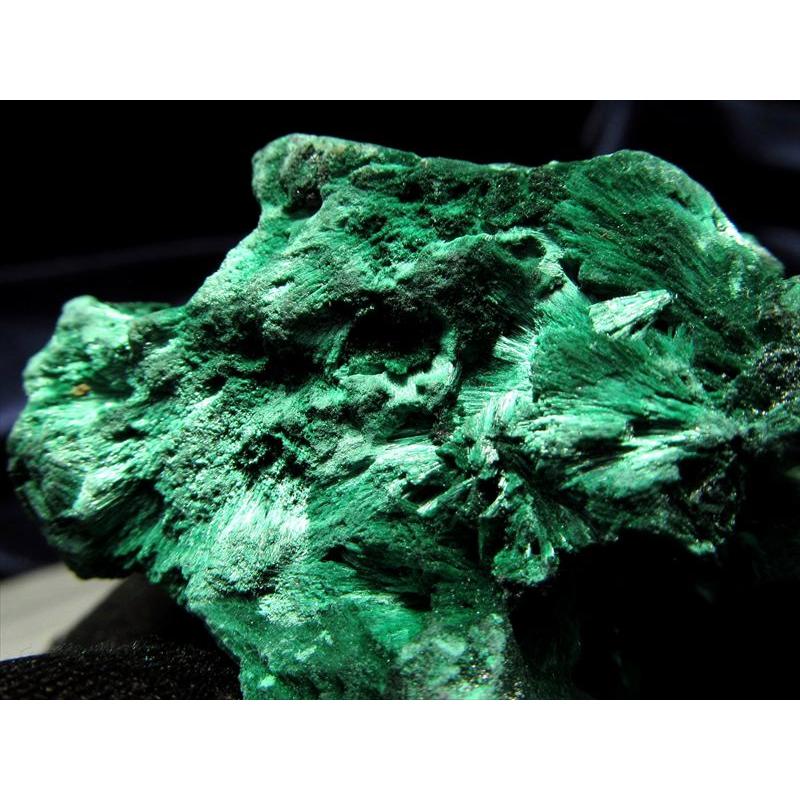 ベルベットマラカイト 孔雀石 原石 1個売り 重さ75g-95g 光沢が美しい