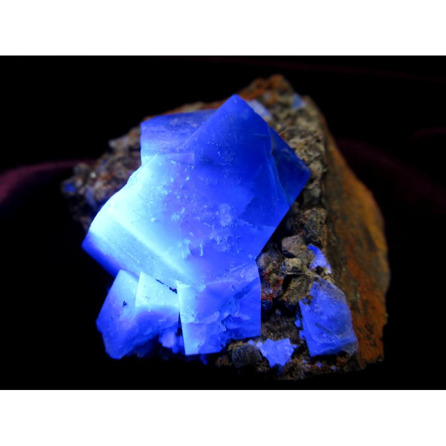 蛍光 フローライト 結晶 原石 重さ75g 最大幅約61mm 魅惑の逸品 神秘的