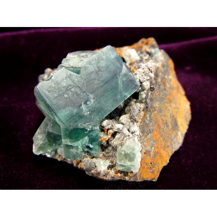 蛍光 フローライト 結晶 原石 重さ75g 最大幅約61mm 魅惑の逸品 神秘的