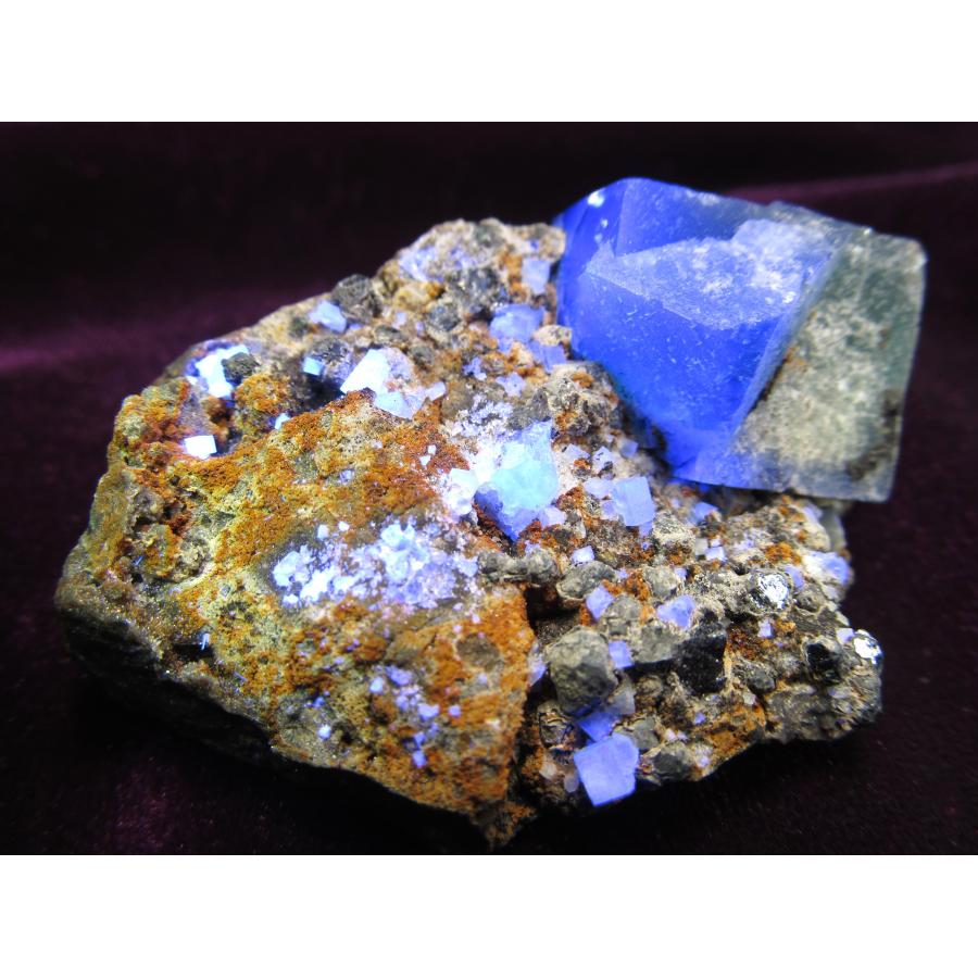 蛍光 フローライト 結晶 原石 重さ75g 最大幅約61mm 魅惑の逸品 神秘的