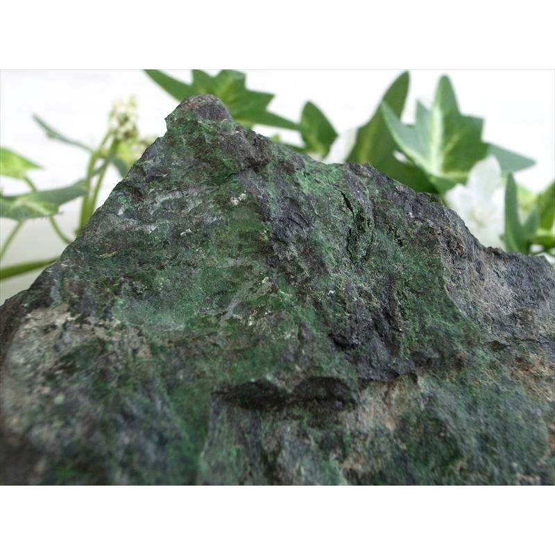 希少 国産原石 ウバロバイト 灰クロム柘榴石 原石 最大幅78mm 重さ580g