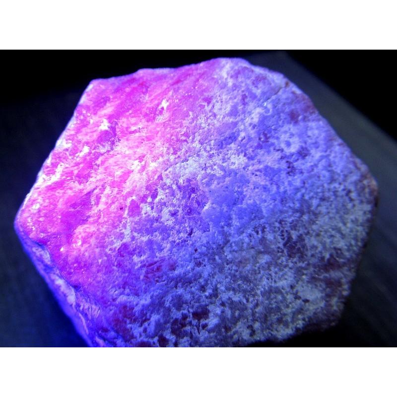 ブラックライトで光る 天然ルビー 原石 41g 天然ルビー 宝石の女王 7月の誕生石 勝利の石 ナチュラル原石タイプ 紅玉 パワーストーン 一点もの アフリカ産 Ge S G パワーストーン 天然石のcomrose 通販 Yahoo ショッピング