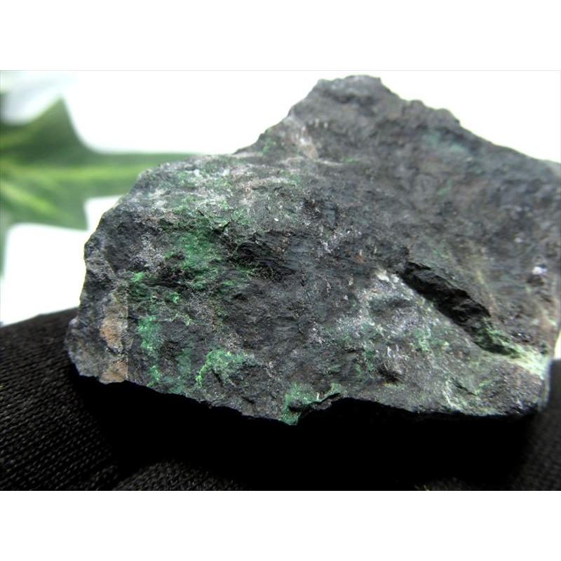 希少 国産原石 ウバロバイト 灰クロム柘榴石 原石 110g-140g 1個売り