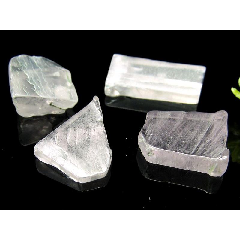 濃いライラック色のクンツァイト原石 濃いライラック色のクンツァイト原石