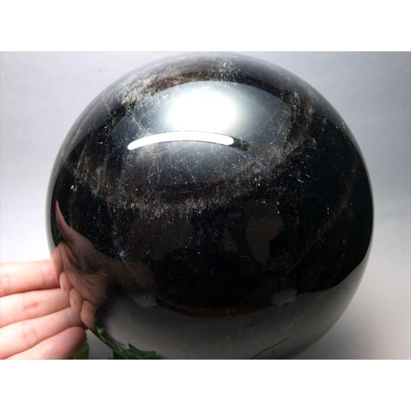 店頭展示中 迫力の特大サイズ モリオン 黒水晶 丸玉 台座付き 重さ約6702g 直径約169mm 魔除け 厄除けの黒い水晶 激レア 一点もの チベット産 パワーストーンの画像