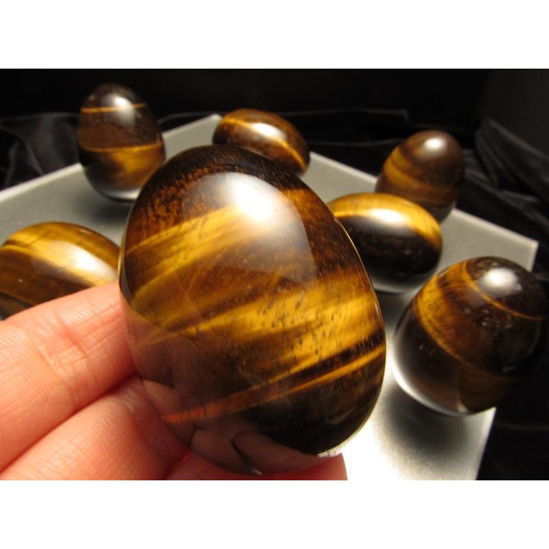 天然タイガーアイ 原石 美しい光沢と模様 置物やコレクションに最適 タイガーアイ エッグ型 置物 重さ約70g-90g 高さ45mm-50mm前後