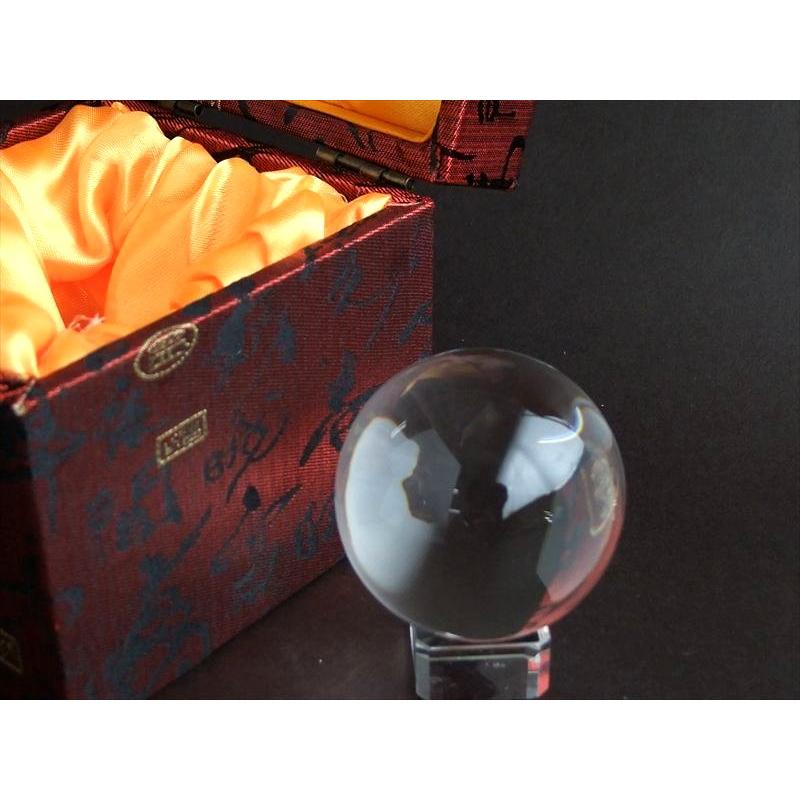 完全透明 一切の曇りなし 無垢水晶 丸玉 重さ 181g 直径50.5mm 極上の透明感 天然水晶 天然石 クリスタル台座と豪華BOX付 一点物 ブラジル産 パワーストーンの画像