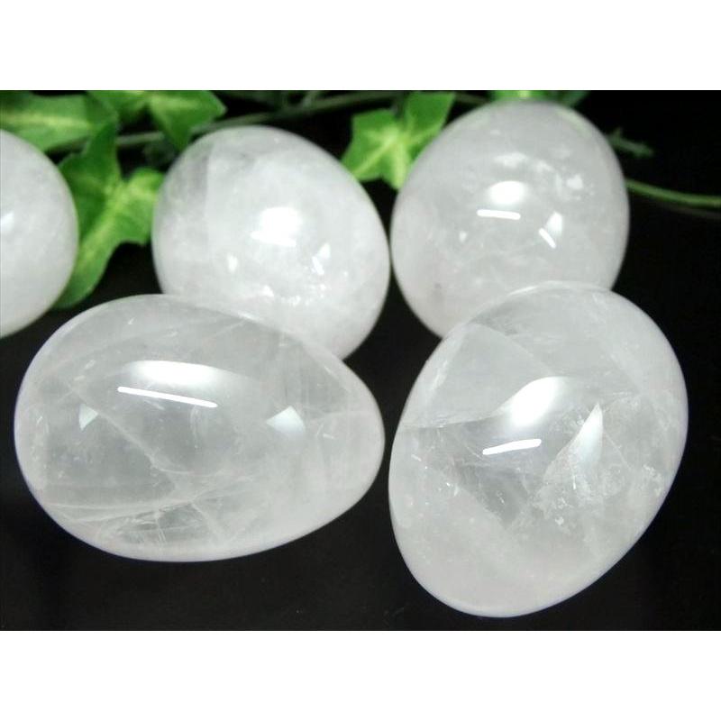 水晶 エッグ型 置物 重さ約80g-90g前後 高さ45mm-50mm前後 すべての