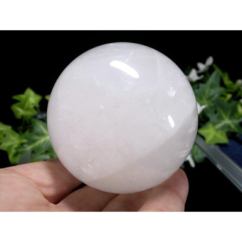 龍神の吐く息 スノーホワイト 水晶 丸玉 台座付 直径69.5mm 重さ465g