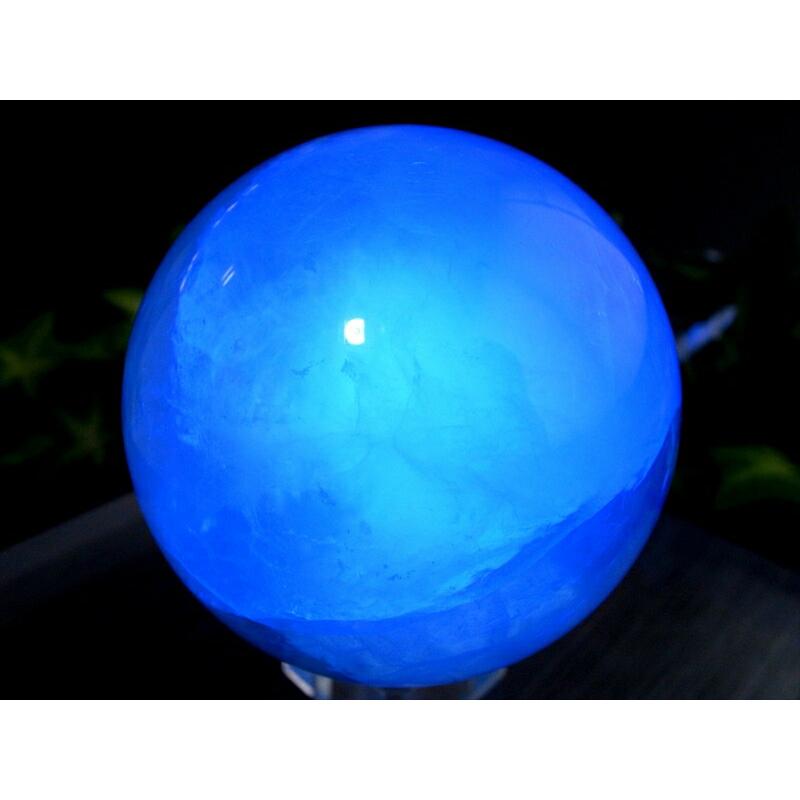 高品質 蛍光 グリーン フローライト 丸玉 台座付 直径61mm 重さ395g