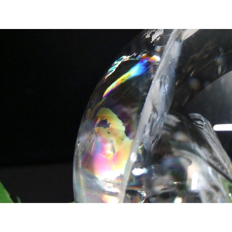 店頭展示中 このサイズで超透明 虹入り 5A 天然水晶 虹入り 丸玉 台座付 重さ946g φ88mm レインボー水晶 すべての浄化と純粋さの象徴 極上天然石 一点ものの画像