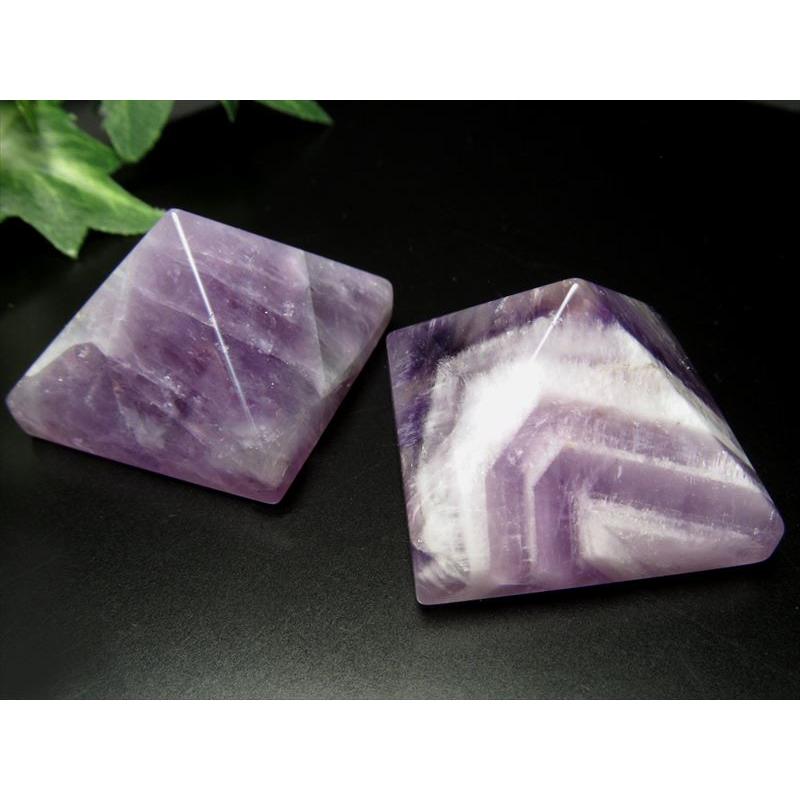 チビサイズ シェブロンアメジスト ピラミッド置物 高さ約20mm
