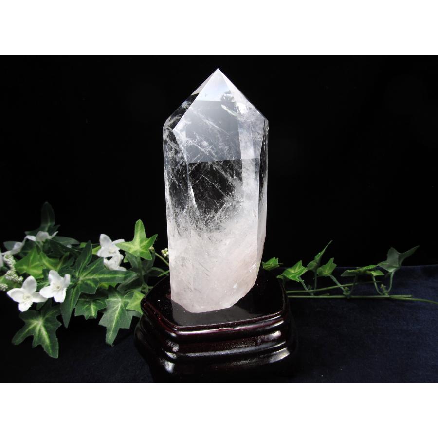 巨大　水晶　ポイント　六角柱　木製台座付き　虹入り　高透明度　約50㎝ 2.2Kg 水晶 六角柱 白水晶 水晶ポイント 虹入り 台座付属 送料無料 置物