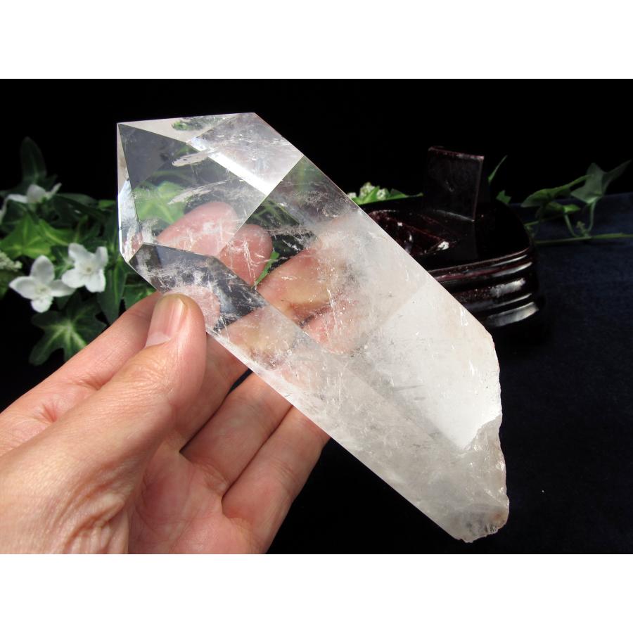 巨大　水晶　ポイント　六角柱　木製台座付き　虹入り　高透明度　約50㎝ 虹入り 透明水晶 ポイント 六角柱 専用木製台座付き 高さ172mm 重さ