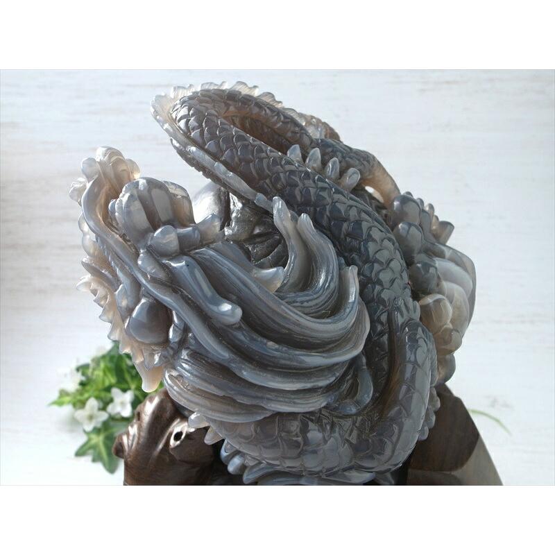 至高の龍神彫刻 笑口瑪瑙 玉持ち龍神 龍彫刻置物 重さ6948g 高さ280mm