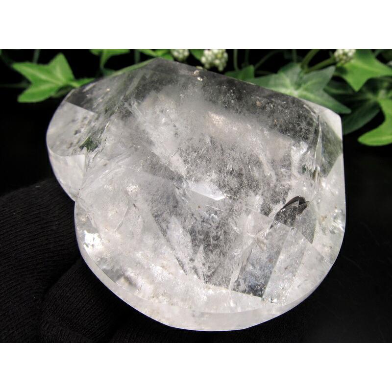 虹入り ビッグサイズのカットハート 天然水晶 巨大ハートファセットカットオブジェ 最大幅 約82mm 重さ約260g 純粋と浄化を象徴する万能パワーストーンの画像
