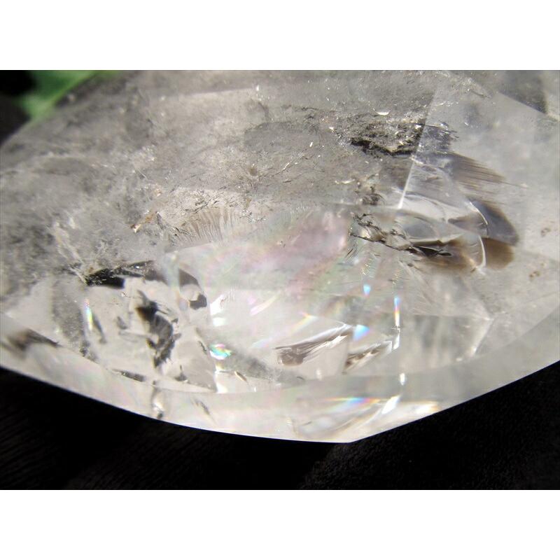 虹入り ビッグサイズのカットハート 天然水晶 巨大ハートファセットカットオブジェ 最大幅 約82mm 重さ約260g 純粋と浄化を象徴する万能パワーストーンの画像