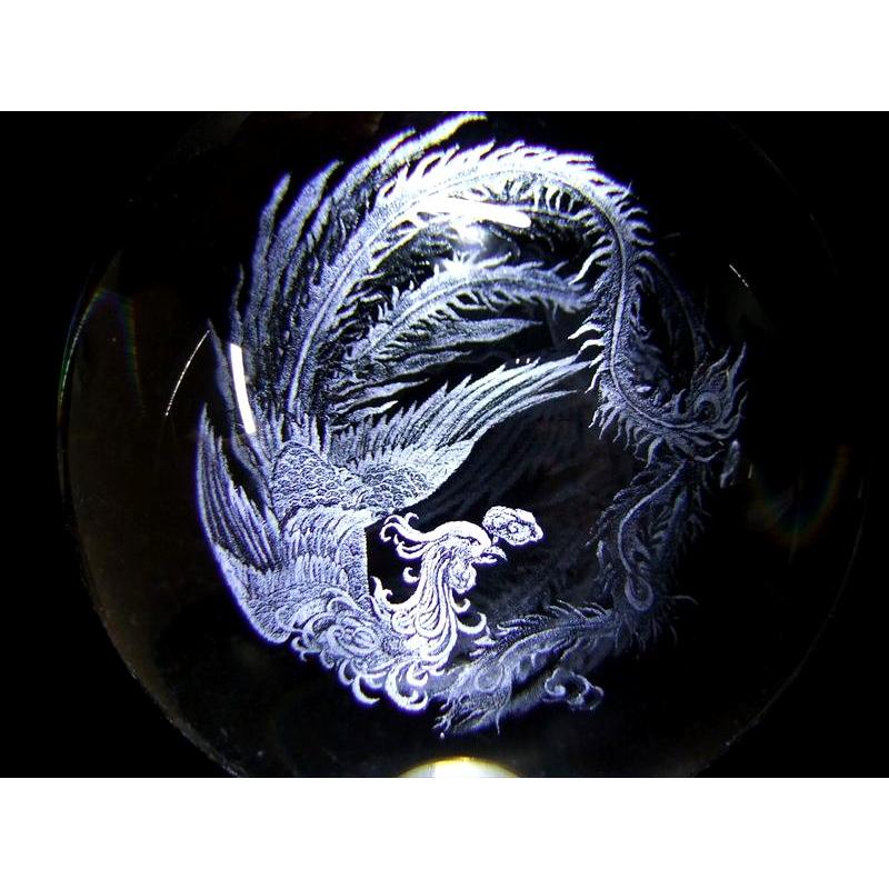 夫婦円満 鳳凰 人工水晶 丸玉 直径約80mm レーザー彫刻 幻想的に浮かび