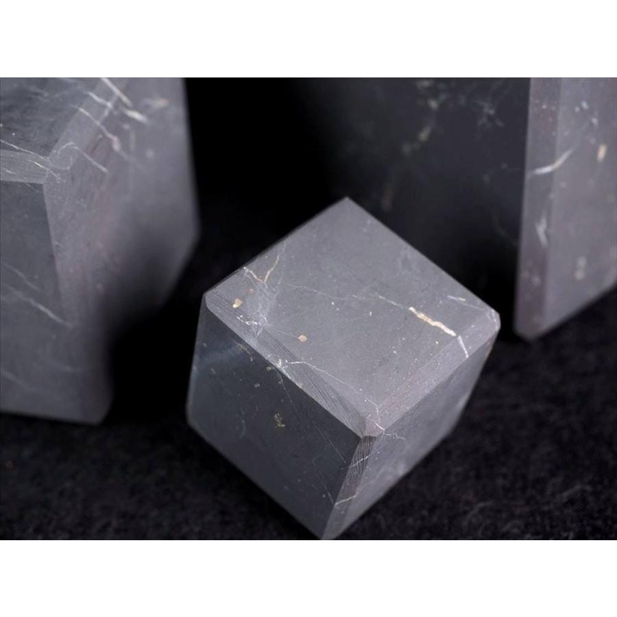 艶なしマットタイプ Mサイズシュンガイト(シュンガ石)キューブ 幅約4cm