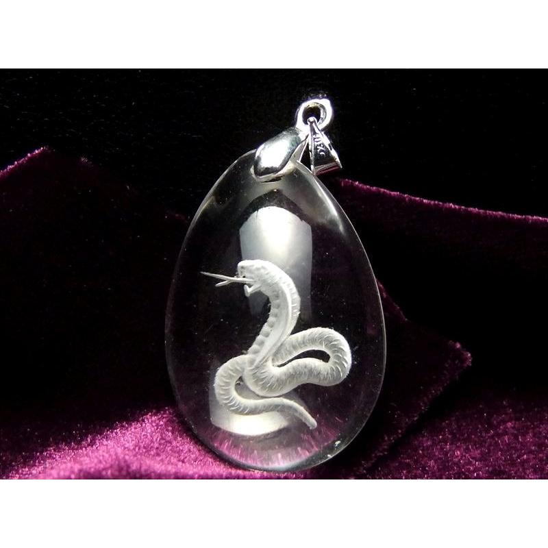 白ヘビ 蛇彫り 天然水晶 ペンダントトップ 最高の運気アップ サイズ  