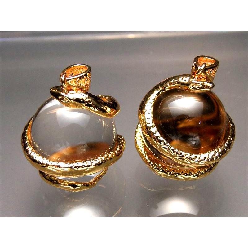 ゴールド 天然水晶を抱えた蛇 ペンダントトップ サイズ：縦約32ミリ