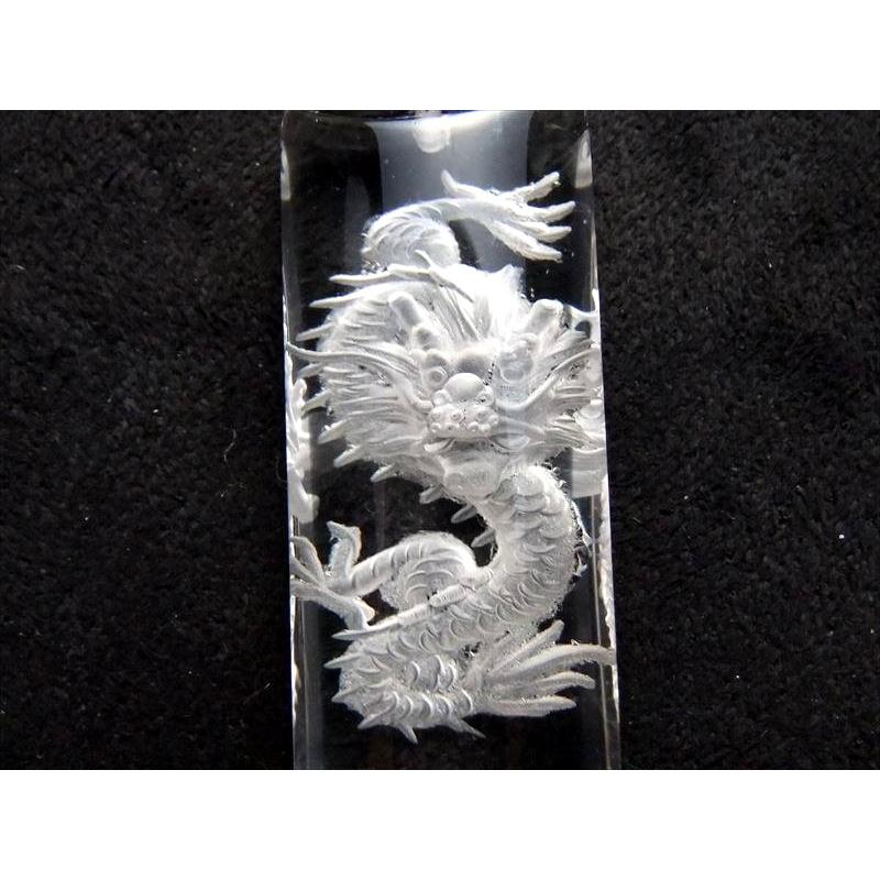 天然水晶 龍彫り ペンダントトップ サイズ 縦約35mm-37mm×幅約15mm 青