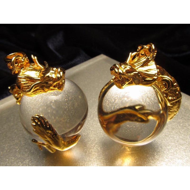 ゴールド 天然水晶を抱えた龍 ペンダントトップ サイズ:縦約30ミリ前後