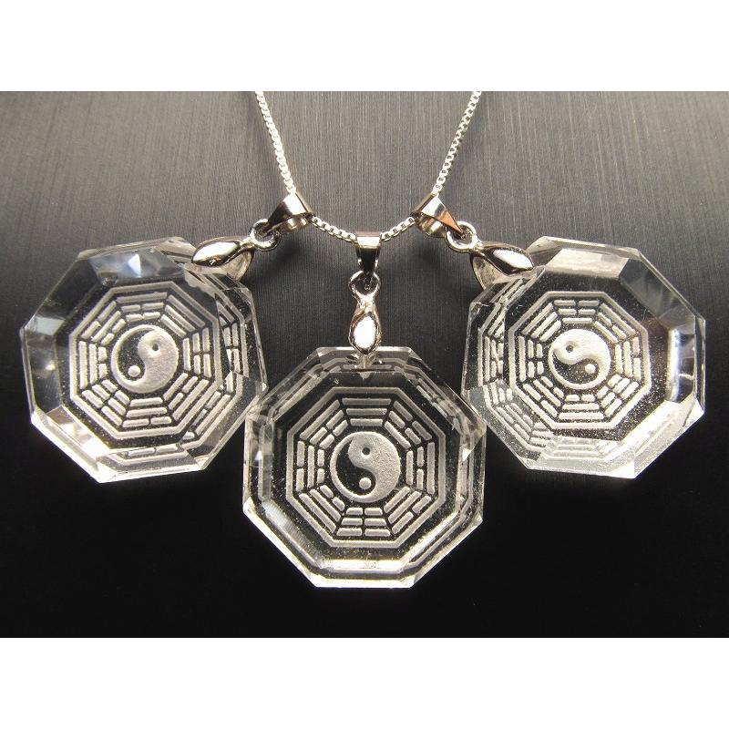 デザインAタイプ ブラジル産水晶 陰陽太極八卦彫り ペンダントトップ