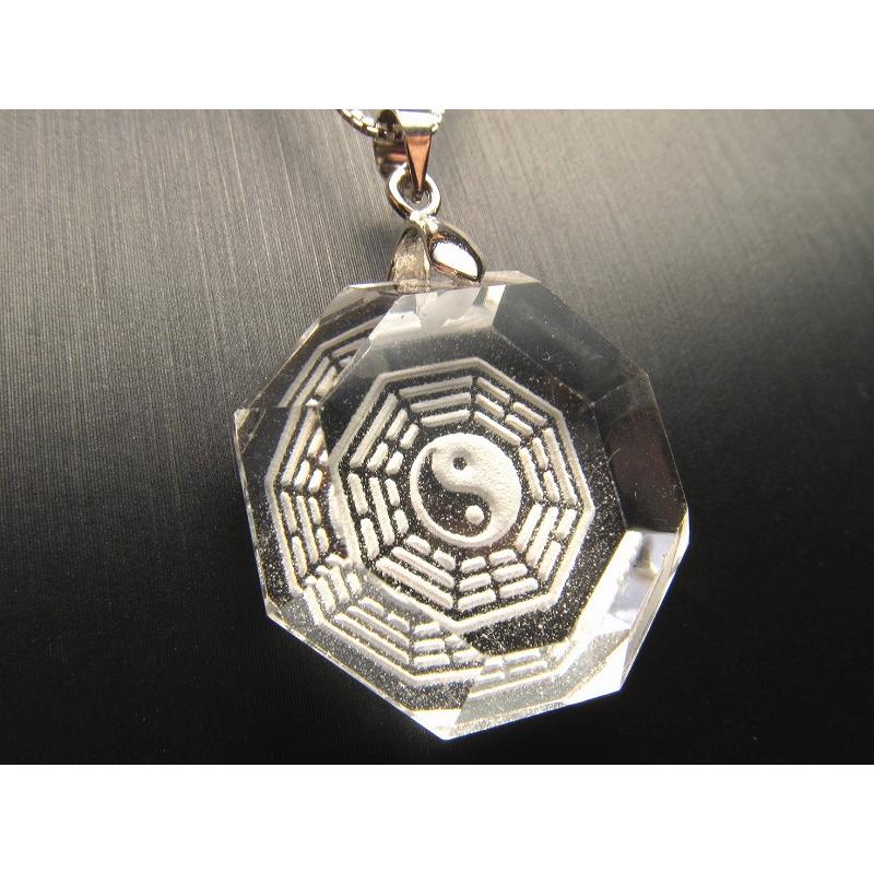 デザインAタイプ ブラジル産水晶 陰陽太極八卦彫り ペンダントトップ