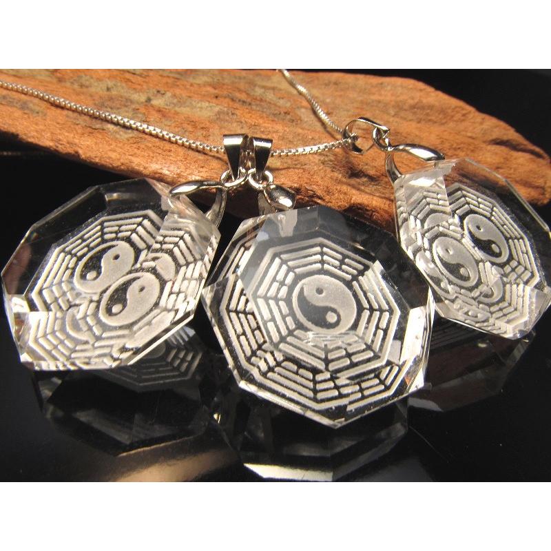 デザインAタイプ ブラジル産水晶 陰陽太極八卦彫り ペンダントトップ