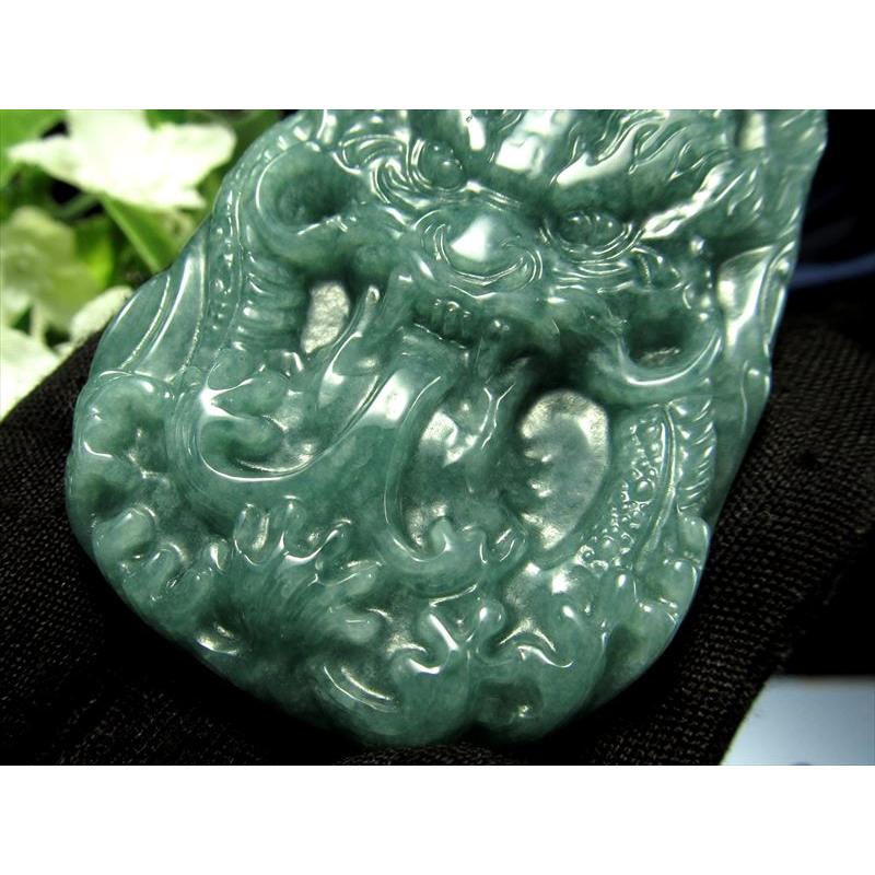 本翡翠　龍彫り(国内鑑定書付き) 最高品質 濃厚グアテマラブルー 天然翡翠 ジェイド(硬玉) 立体龍神彫り