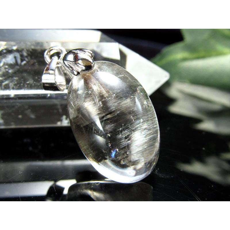 板状チタン結晶 S級 ブルッカイトイン プラチナルチルクォーツ オーバル型ペンダントトップ 縦18mm 重さ3.2g 運気の流れを好転させる石の画像