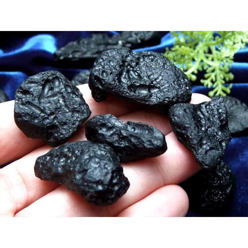 今回は大き目 テクタイト原石 詰め合わせ 約100gパック サイズの平均約