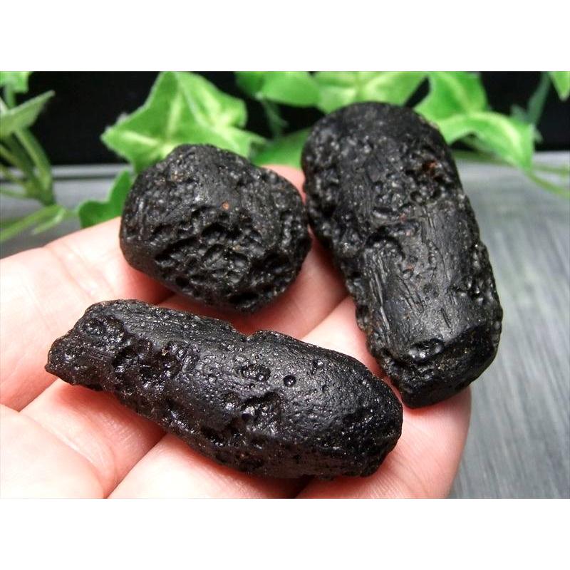 今回は大き目 テクタイト原石 詰め合わせ 約100gパック サイズの平均約